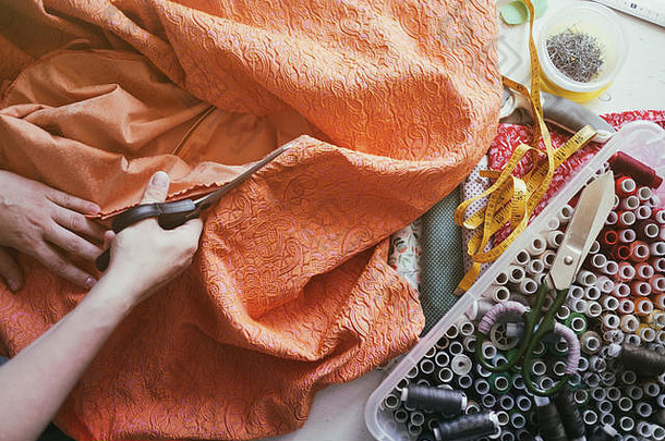 高加索人女孩切割橙色织物