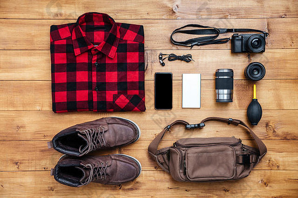 旅行概念靴子衬衫相机手机耳机袋桌子上