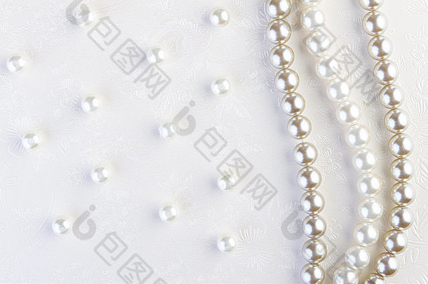 白色珍珠项链白色纸背景