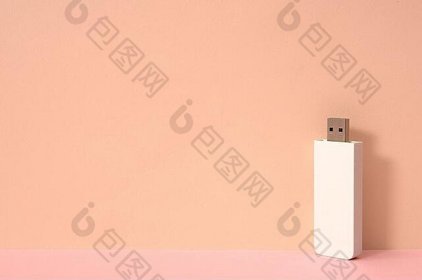 粉红色的颜色背景白色Usb内存存储