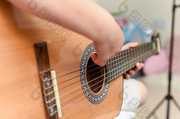 女孩学习玩吉他音乐教训仪器