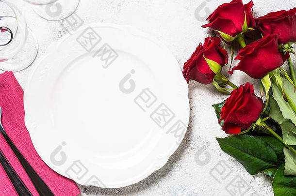 假期表格设置板餐具红色的玫瑰