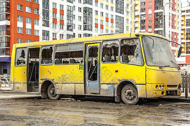 脏黄色的公共汽车破碎的窗户