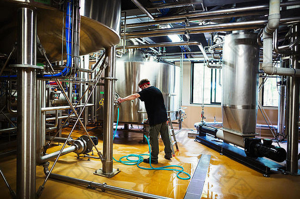 男人。工作啤酒厂调整检查机械转移酿造啤酒处理植物