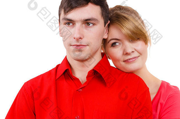 年轻的美女人精益男人。浪漫夫妇穿红色的衣服放松日期孤立的白色