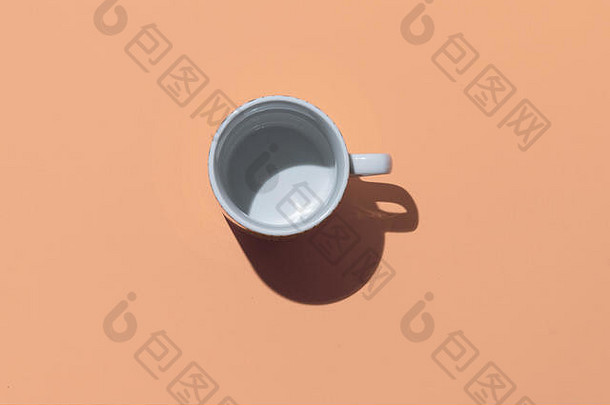 空茶杯米色纸背景咖啡杯子最小的概念硬深影子平躺前视图