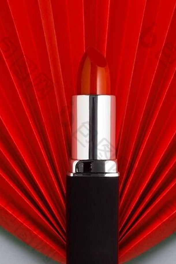 有创意的概念时尚平铺照片化妆品美产品口红纸工艺红色的背景
