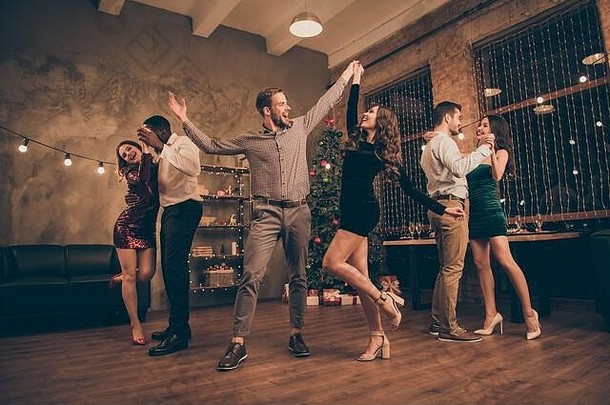 完整的长度照片快乐的情人跳舞圣诞节时间x-mas聚会，派对房子newyear灯在室内