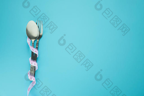 勺子叉包装测量磁带孤立的蓝色的背景复制空间饮食食物控制重量损失概念
