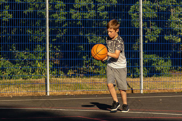 青少年男孩玩篮球公园