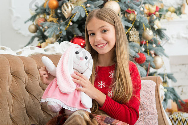 超级有趣的玩小孩子快乐微笑现在女孩可爱的兔子圣诞节树小女孩持有兔子<strong>玩具</strong>孩子玩软<strong>玩具</strong>圣诞节<strong>玩具</strong>