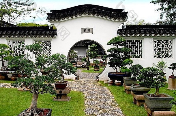 新加坡月门穿过墙盆景花园中国人花园