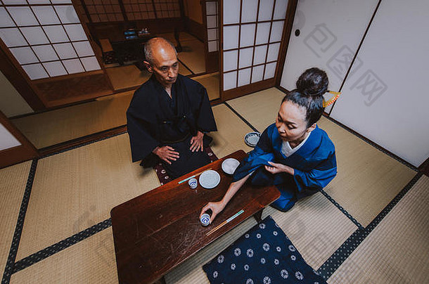 高级日本夫妇时刻传统的房子