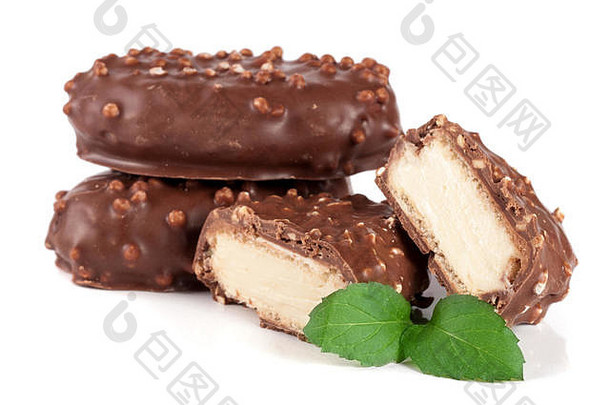 巧克力糖果白色奶油填充孤立的白色背景