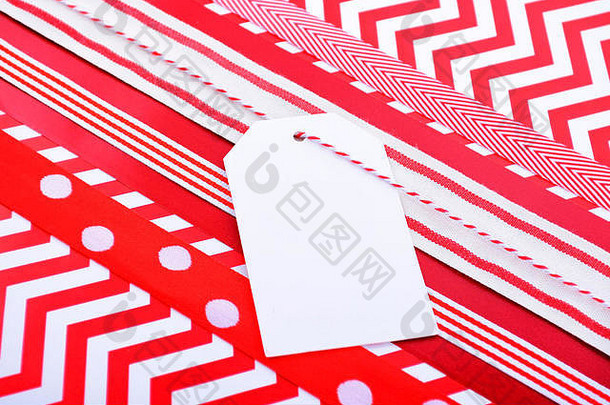 现代假期问候背景关闭节日红色的白色礼物包装多个丝带红色的白色