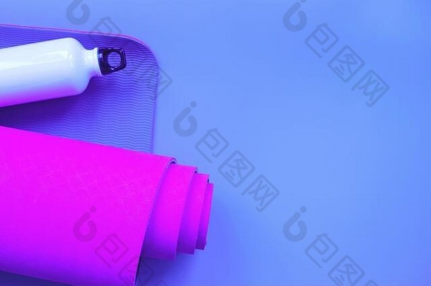 明亮的紫色的瑜伽席瓶水