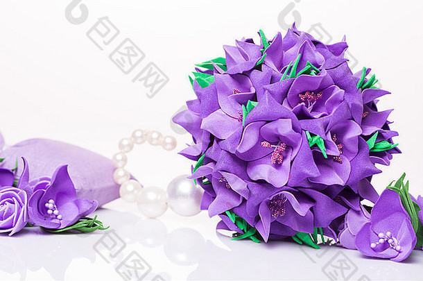 花束人工紫色的花
