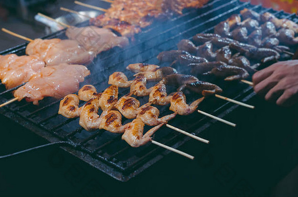 烤串肉扦鸡肉木炭火焰街食物风格灰色语气颜色应用