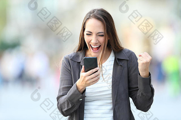 前面视图肖像兴奋女人检查聪明的电话行内容街