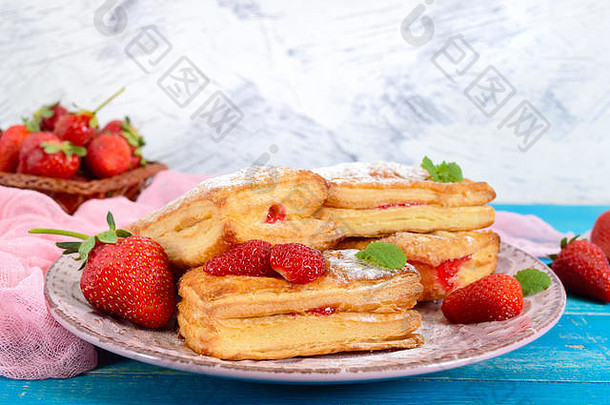 甜蜜的美味的泡芙糕点甜点板木背景美味的自制的饼干草莓小时浆果糖粉