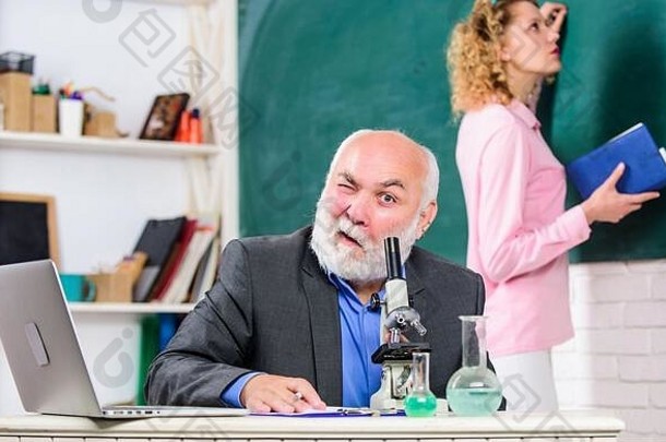 测试回来学校学生女孩黑板上生物学教训科学生物技术研究化学教育学生导师移动PC成熟的老师烧杯显微镜