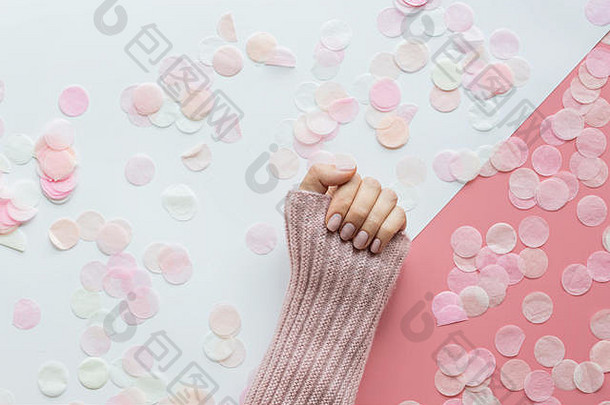 时尚的时尚的女粉红色的修指甲美丽的年轻的女人手粉红色的白色背景花的地方文本最小的有创意的概念
