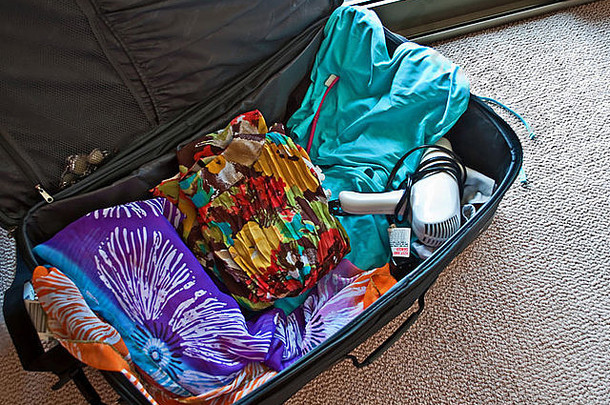 手提箱包装服装头发干燥机准备好了假期概念旅行