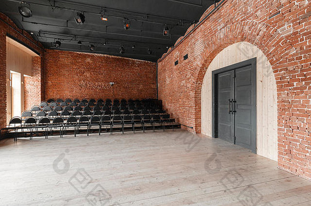 阁楼风格大厅黑色的椅子在线研讨会会议巨大的房间大窗户包围砖砌的木条镶花之地板地板电影剧院产品