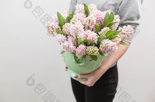 花束美丽的粉红色的风信子春天花花瓶女人手球根状的植物水平照片
