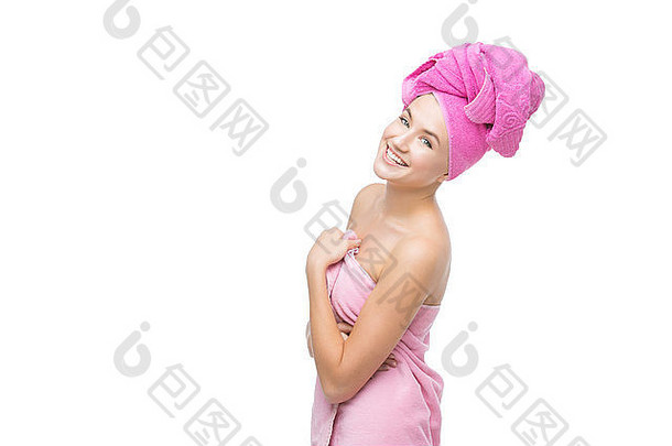 美丽的女孩粉红色的毛巾