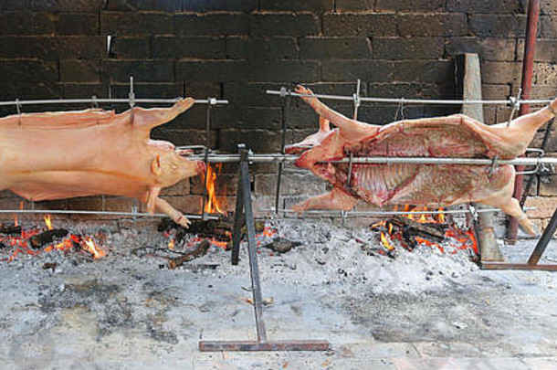 烤猪烹饪慢慢地钢随地吐痰巨大的壁炉