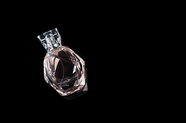 香水瓶反射黑色的背景香水化妆品