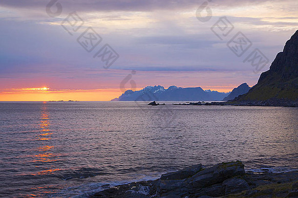 风景优美的午夜太阳海洋罗弗敦群岛岛屿挪威极地一天