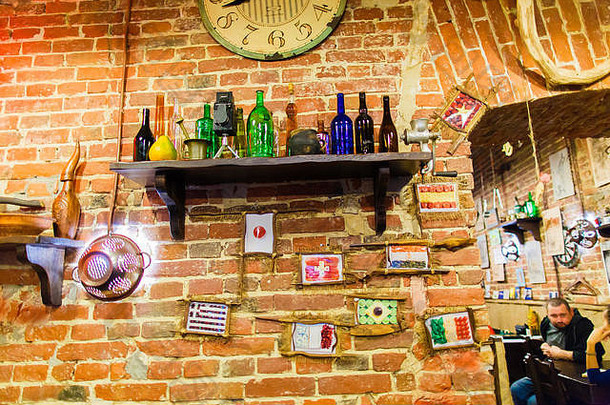水平照片砖墙装饰图片菜时钟架子上完整的色彩鲜艳的瓶