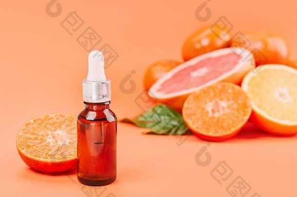 新鲜的成熟的官员葡萄柚橙子绿色叶子玻璃瓶至关重要的石油橙色背景