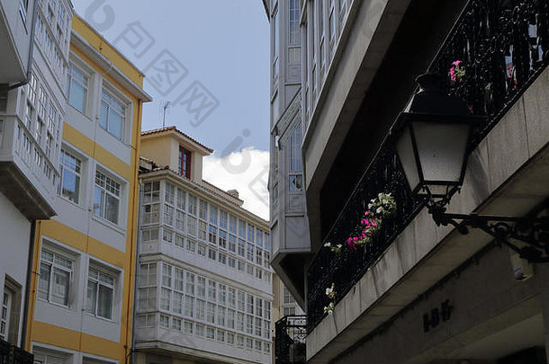 典型的加利西亚语的画廊白色随信附上阳台使木玻璃资本城市<strong>加盟</strong>