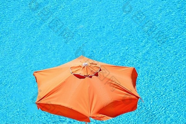 假期游泳池背景橙色对比伞阳伞