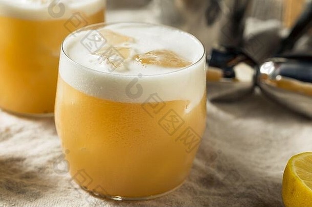 含酒精的龙舌兰酒柠檬酸鸡尾酒蛋白色