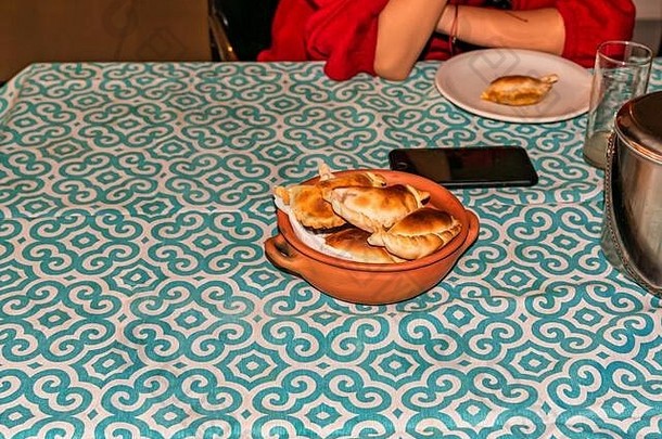 女人吃肉片典型的菜阿根廷工匠陶瓷能类似的原始土著陶器新鲜的自制的肉片德泰