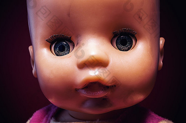 衣服婴儿玩具黑暗红色的背景肖像细节