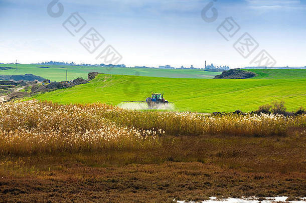 拖拉机喷涂化学物质大绿色场沼泽塞浦路斯