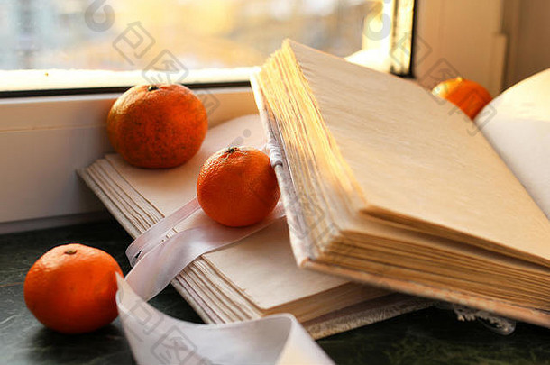 橘子古董书大理石表格窗口