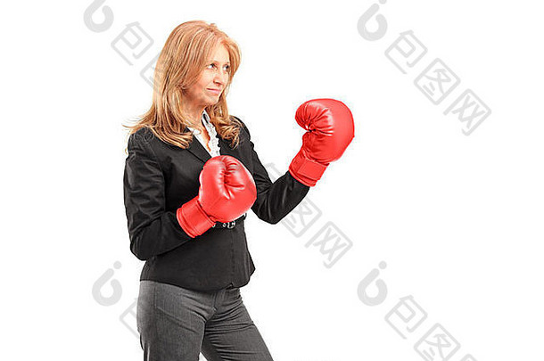 成熟的女商人红色的<strong>拳击</strong>手套准备好了战斗孤立的白色<strong>背景</strong>