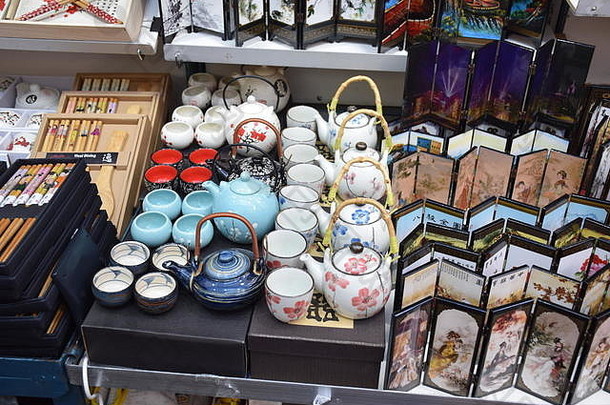 色彩斑斓的亚洲茶壶杯记忆市场摊位在香港香港中国