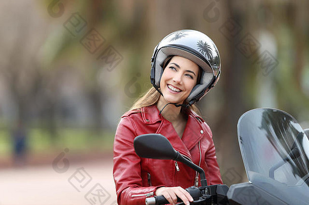 快乐骑摩托车的人穿头盔坐着摩托车做梦街