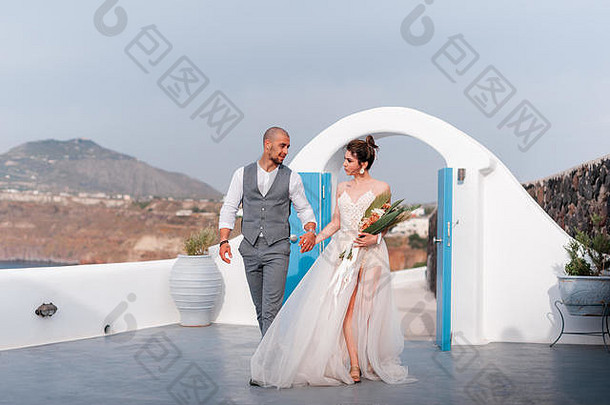美丽的新娘新郎夏天婚礼一天希腊岛圣托里尼岛