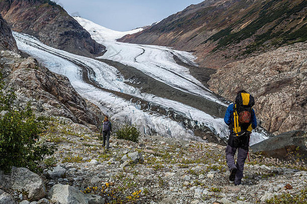 徒步旅行大冰川边界山范围加拿<strong>大年</strong>轻的男人。女人徒步旅行脊俯瞰冰川英国与