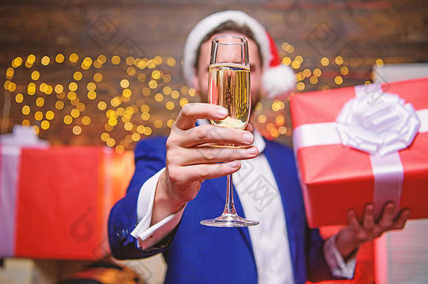 快乐一年快乐圣诞节快乐的经理正式的西装庆祝企业聚会，派对一年聚会，派对干杯男人。有胡子的商人庆祝一年玻璃香槟礼物盒子