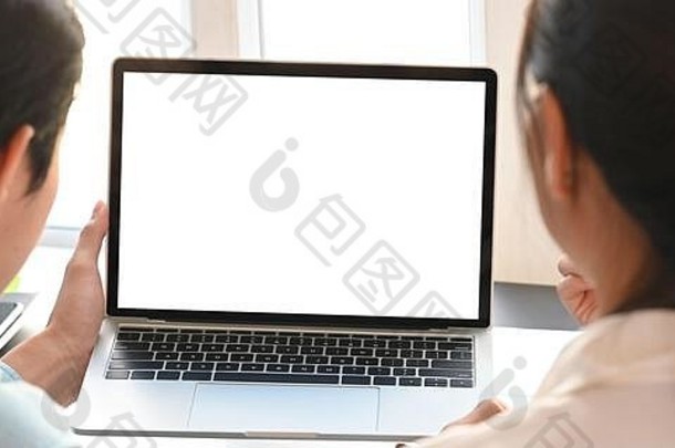 拍摄业务人工作白色空白屏幕电脑移动PC坐着黑色的工作桌子上现代办公室做事
