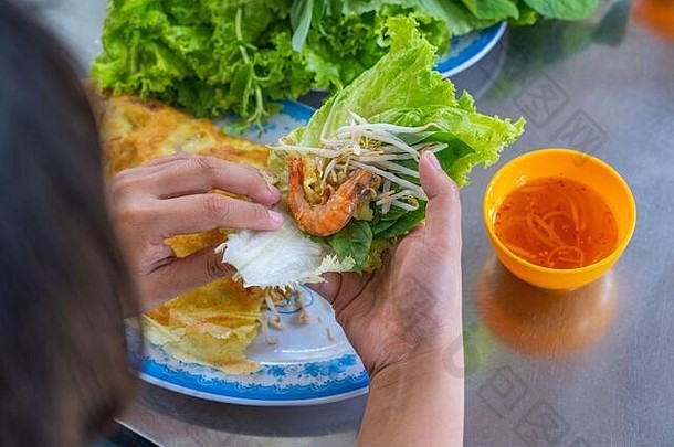 女人吃球xeo越南一个易怒的虾绉蔬菜
